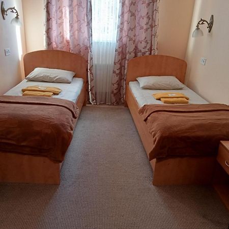 Hostel Iskra ลวีฟ ภายนอก รูปภาพ